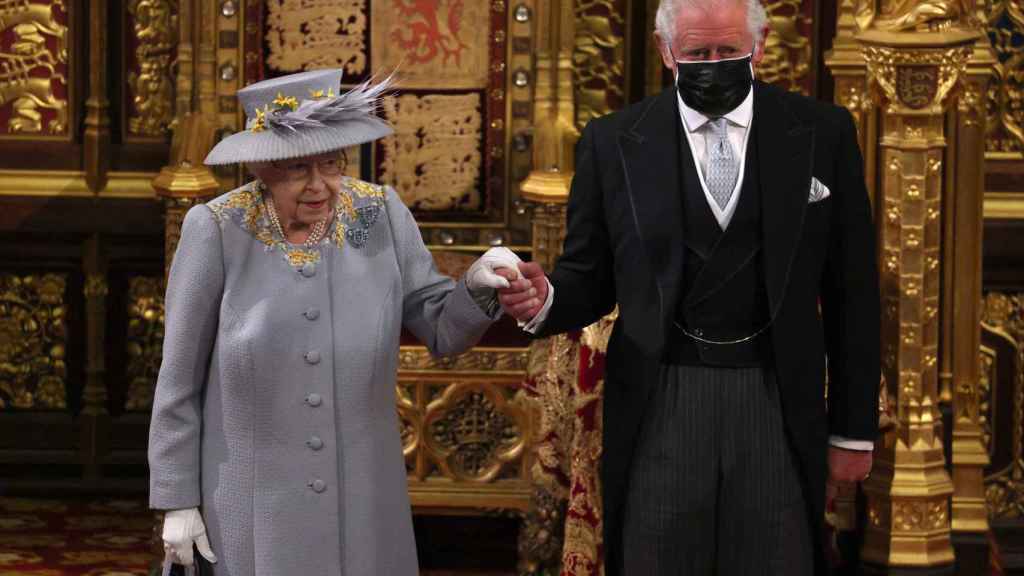 La reina Isabel junto a uno de sus aliados, el príncipe Carlos.