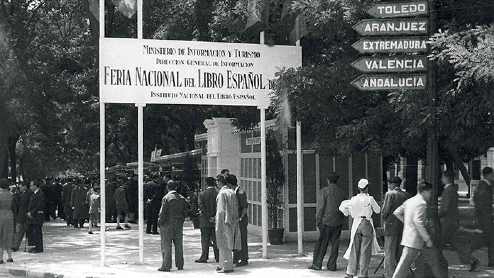 Acceso-a-la-Feria-Nacional-del-Libro,-1953