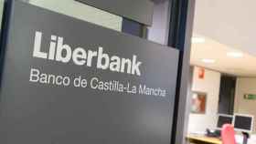 La fusión entre Unicaja y Liberbank podría redundar en despidos.