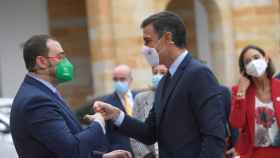 Pedro Sánchez saluda al presidente asturiano, Adrián Barbón.