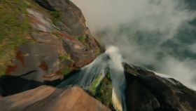 Dron graba la caída de una catarata