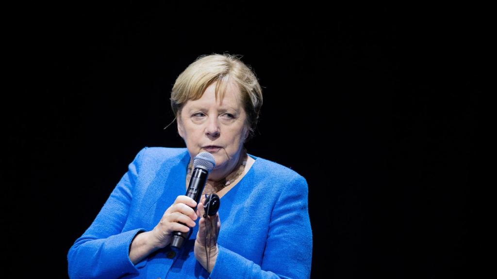 Angela Merkel durante el panel de debate con Chimamanda Ngozi.