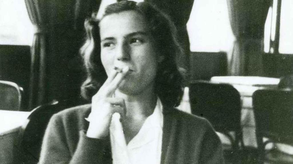 La escritora fuma un cigarrillo de joven.