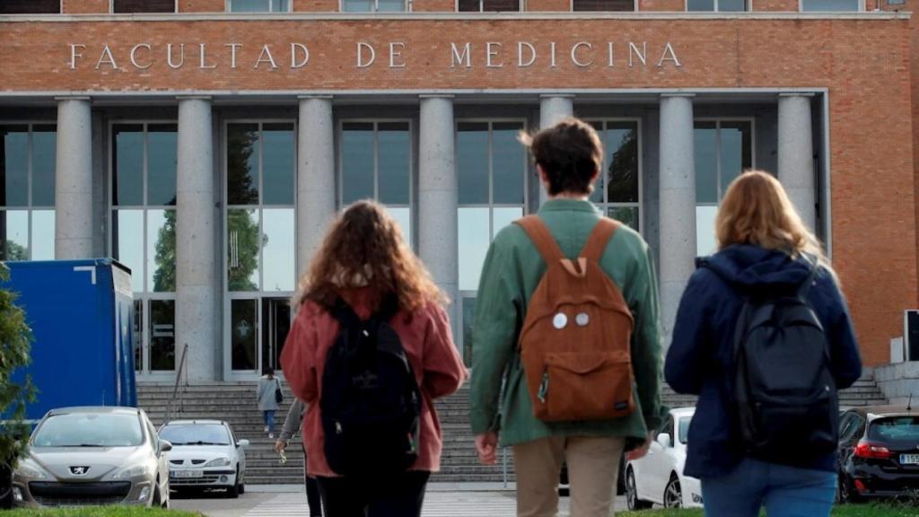 Three students head to the Faculty of Medicine.