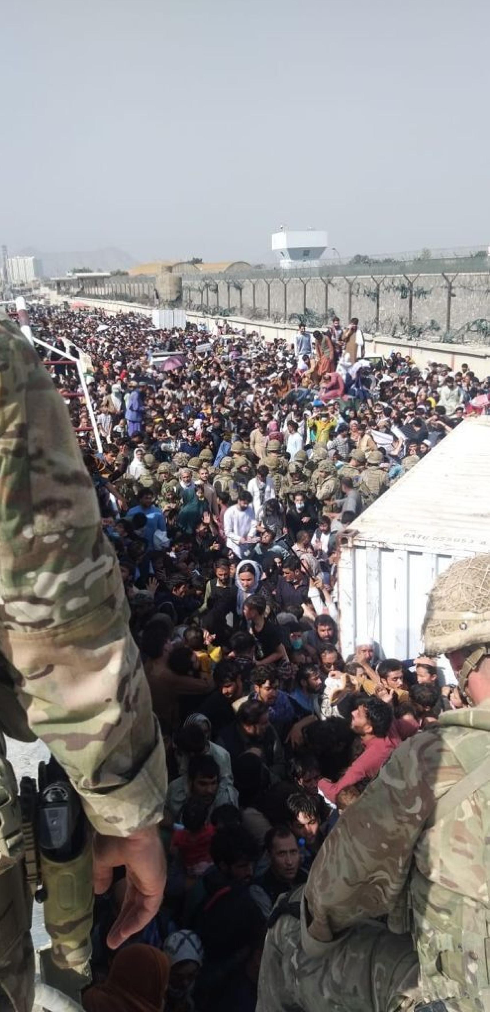 El aeropuerto de Kabul, atestado de personas tratando de huir del país.