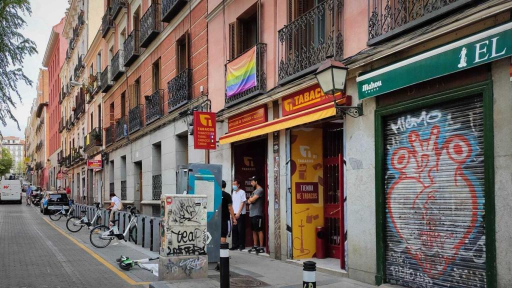 An LGTBI flag in the Plaza del Dos de Mayo.