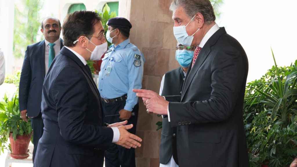 Qureshi, ministro paquistaní de Exteriores, recibe a José manuel Albares en Islamabad.