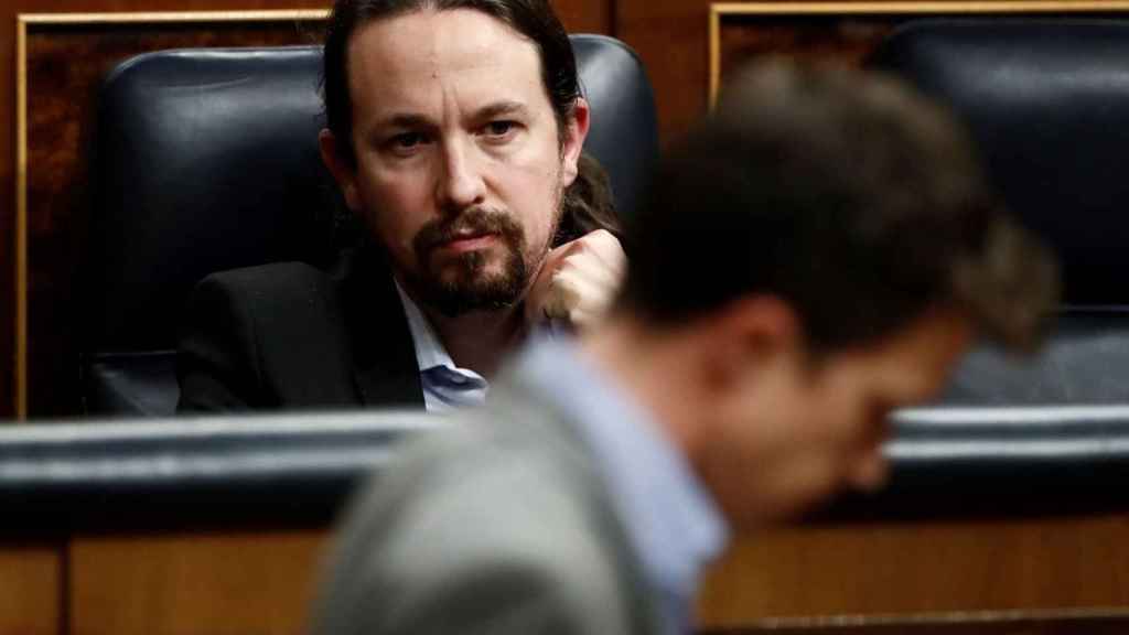 Errejón passes before the seat of Iglesias, in an image of this legislature.