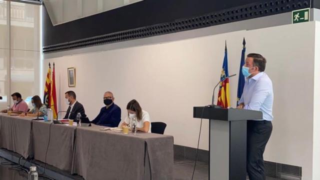 El portavoz del PP, Pablo Ruz, en la presentación de la propuesta rechazada por el equipo de Gobierno.