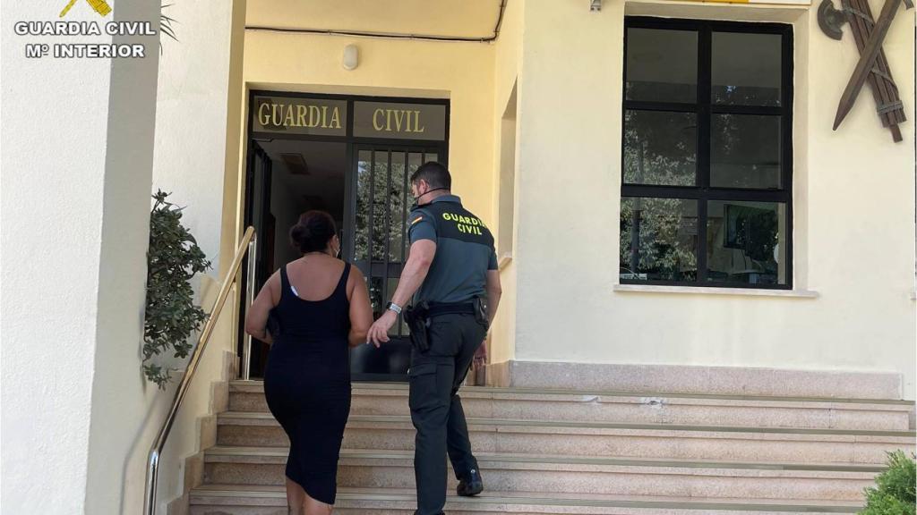 La detenida, entrando en dependencias de la Guardia Civil