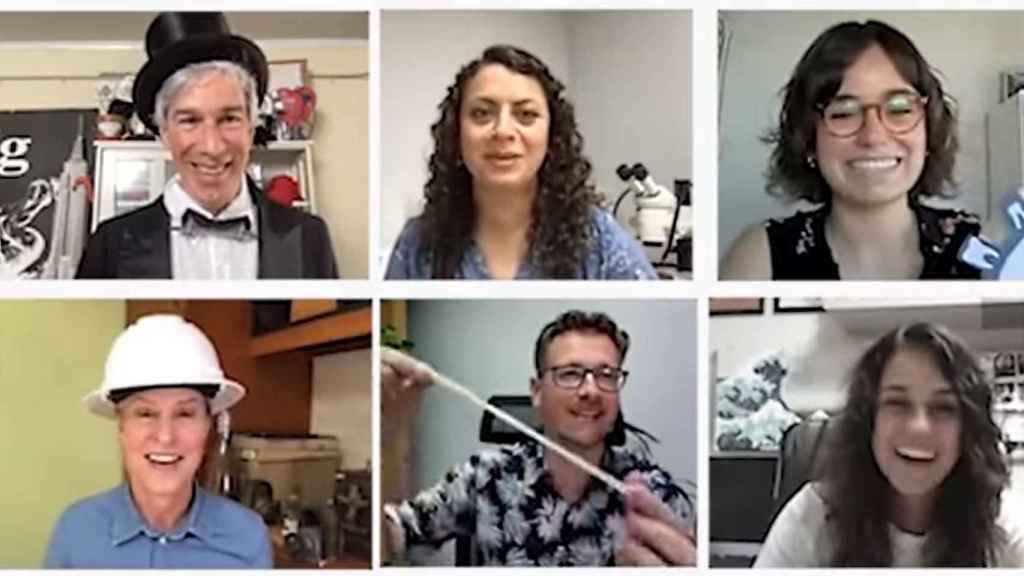 El equipo español ganador del Ig Nobel por su análisis microbiológico de chicles. Improbable research
