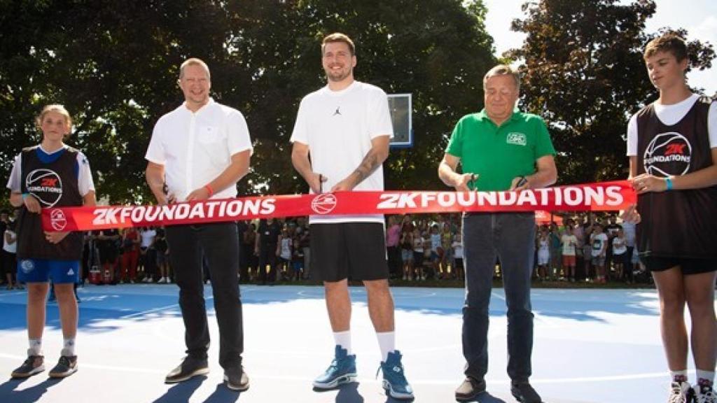 Luka Doncic inaugurando las canchas en las que creció en Ljubliana