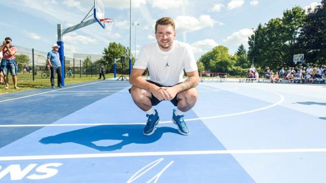 Luka Doncic en la inauguración de la pista en la que jugaba de niño tras su restauración