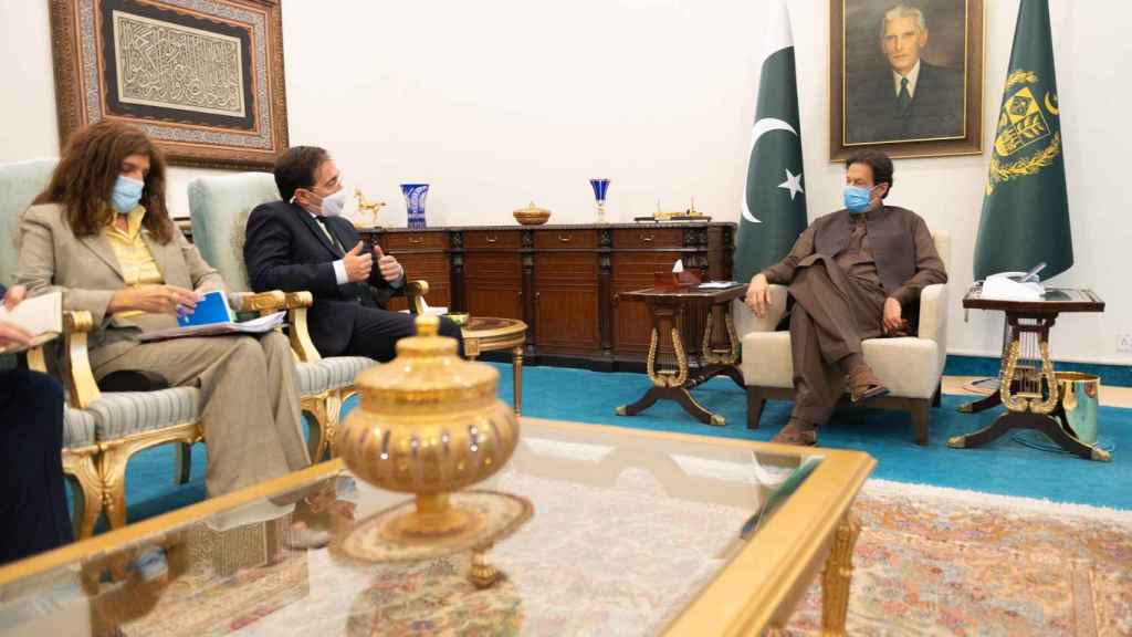 José Manuel Albares, durante su entrevista con el primer ministro de Pakistán,  Imran Khan.