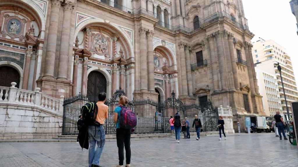 Varios turistas, junto a la Catedral de Málaga.