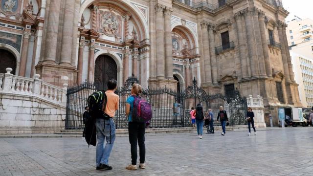 Varios turistas, junto a la Catedral de Málaga.