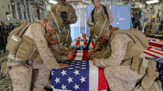 Marines estadounidenses junto al féretro de un compañero muerto en Afganistán.