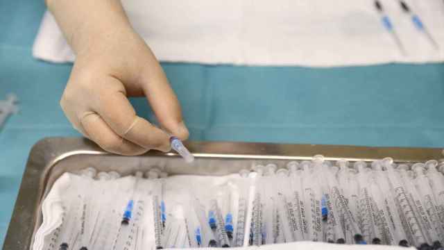 Varias dosis de la vacuna de Pfizer en el dispositivo puesto en marcha para vacunar contra el coronavirus, en las instalaciones del Hospital General Universitario Gregorio Marañón, a 20 de agosto de