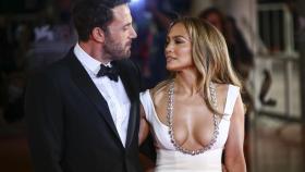 Jennifer Lopez junto a su pareja, Ben Affleck, posando en la alfombra roja del festival.