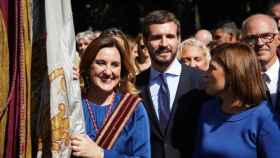 María José Catalá porta la 'Reial Senyera' de Valencia junto a Pablo Casado. EE