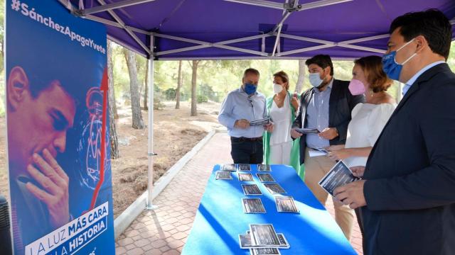 Presentación de la campaña del Partido Popular que exige la bajada de la luz.