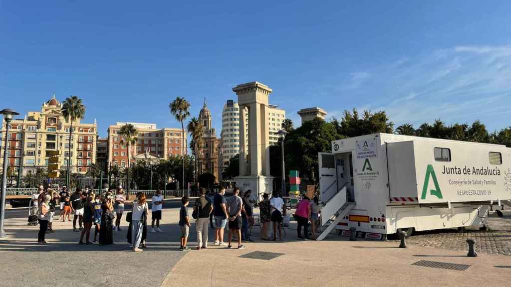 Un grupo de vecinos de Málaga hace cola para vacunarse en la Plaza de la Marina, en Málaga.
