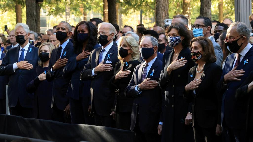 El presidente de EEUU, Joe Biden, junto a la primera dama Jill Biden, los expresidentes Barack Obama y Bill Clinton y las ex primeras damas Hillary Clinton y Michelle Obama.