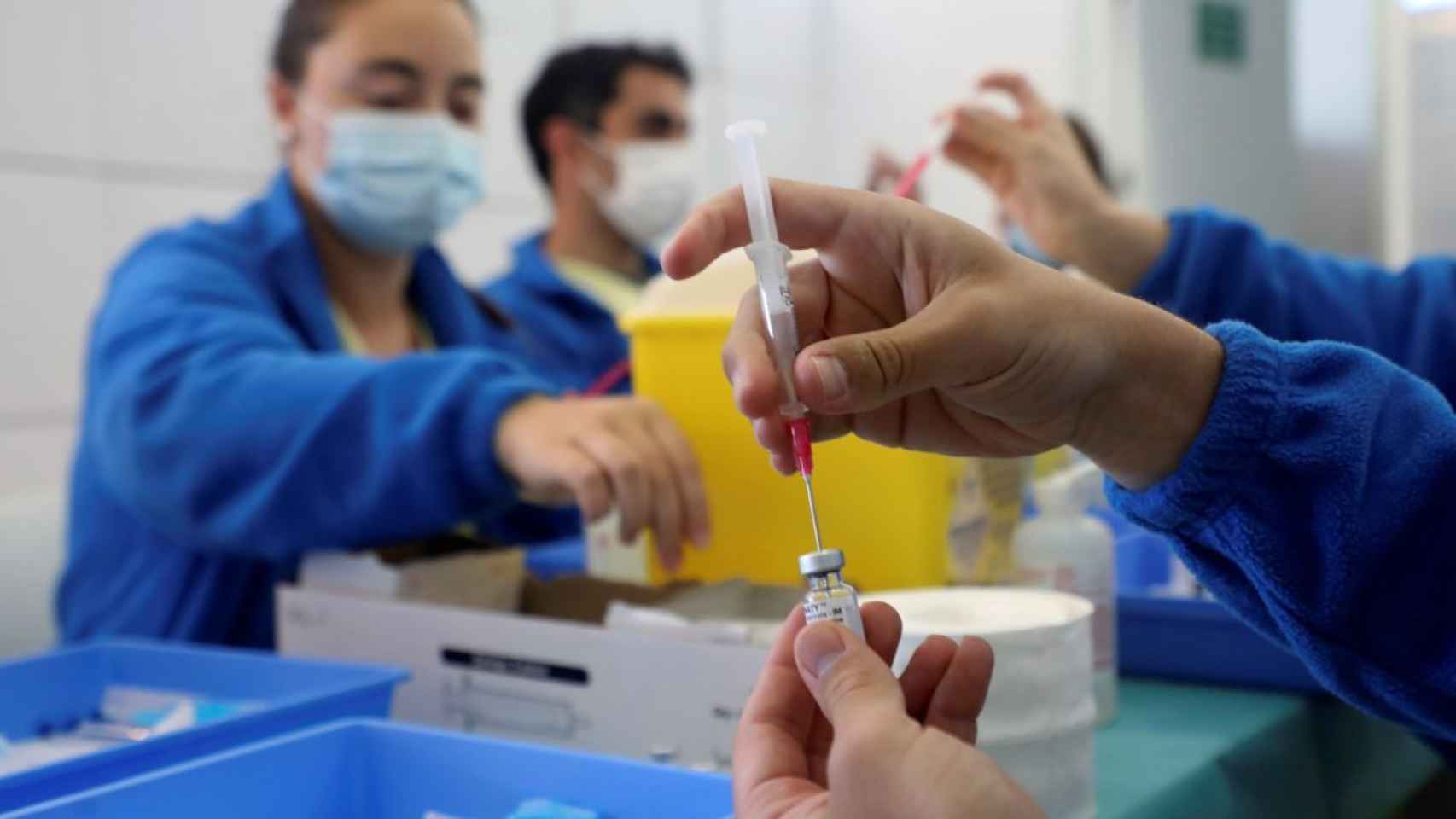 Una enfermera prepara una dosis de vacunas contra la Covid.