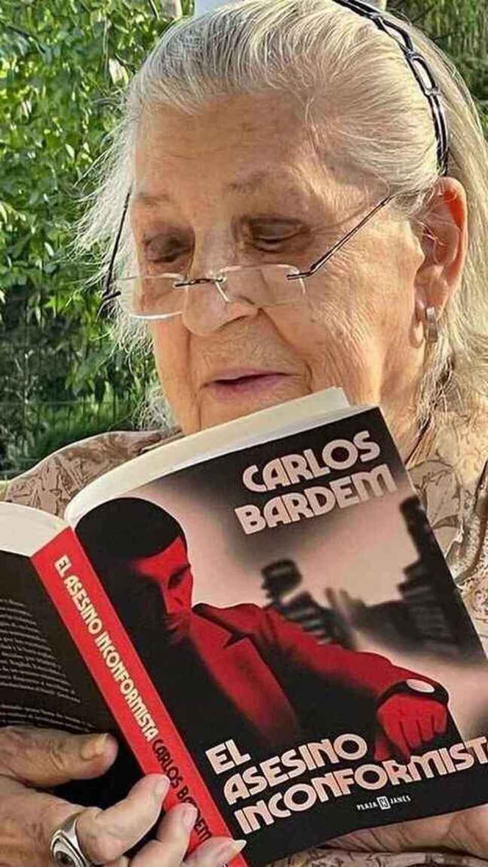 Pilar Bardem leyendo el libro de su hijo Carlos.