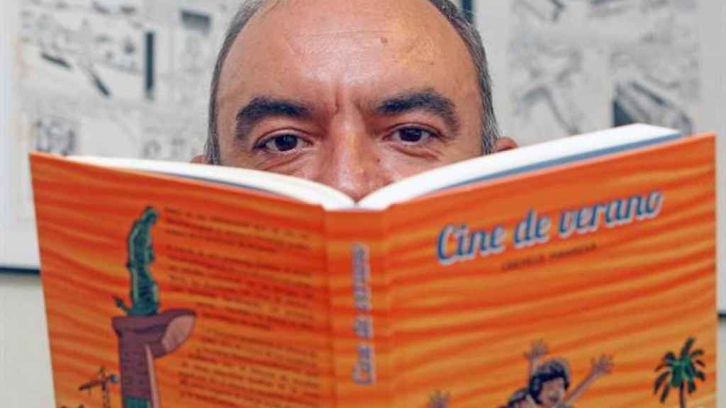 El dibujante alicantino, Carmelo Manresa, acaba de presentar su último libro Cine de verano