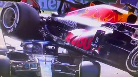 El coche de Verstappen queda encima del de Hamilton tras su accidente