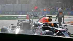 Verstappen abandona el lugar del accidente con Hamilton