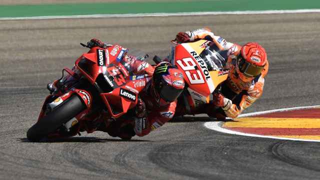 Pecco Bagnaia lidera la carrera de MotoGP del Gran Premio de Aragón, seguido de Marc Márquez.