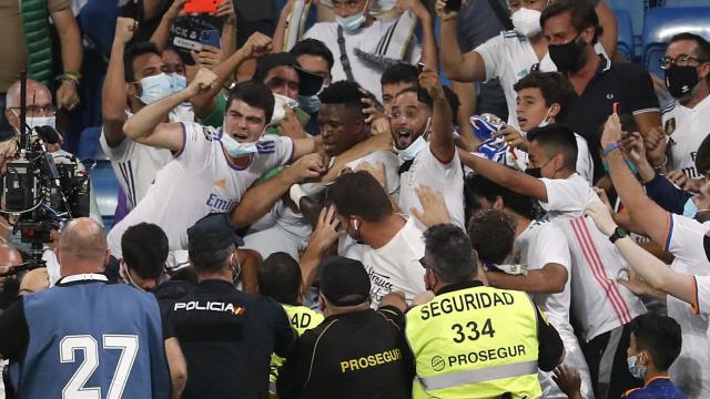 Vinicius salta a la grada del Santiago Bernabéu para celebrar su gol al Celta de Vigo