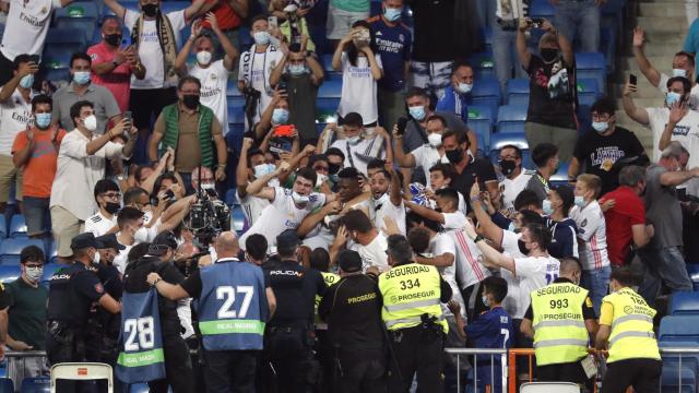 Vinicius salta a la grada del Santiago Bernabéu para celebrar su gol al Celta de Vigo