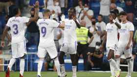 Camavinga celebra su gol con los jugadores del Real Madrid