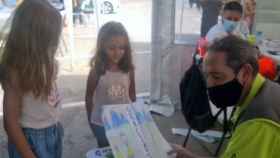Video de dos niñas entregando dibujos de agradecimiento al operativo que lucha contra el incendio en Sierra Bermeja.