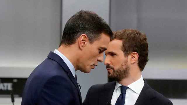 Pedro Sánchez y Pablo Casado, a la conclusión de un debate televisivo.