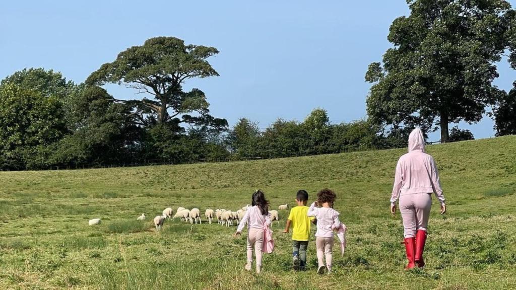 Georgina junto a sus hijos pequeños en Inglaterra.