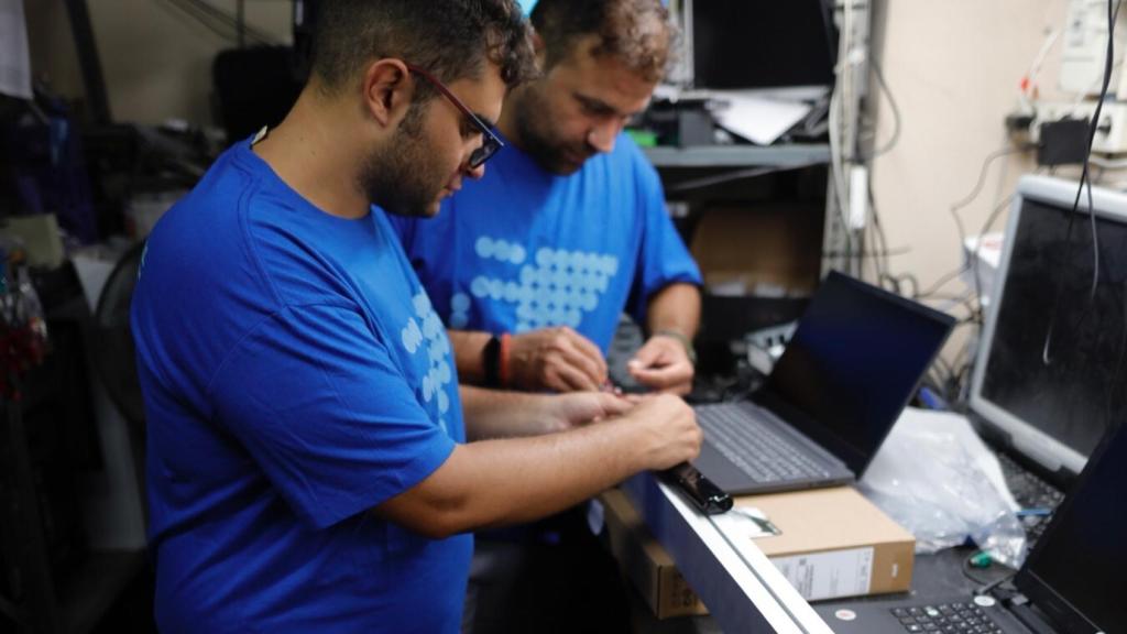 Trabajos por parte del equipo de Archangelus con los equipos desarrollados por la startup.