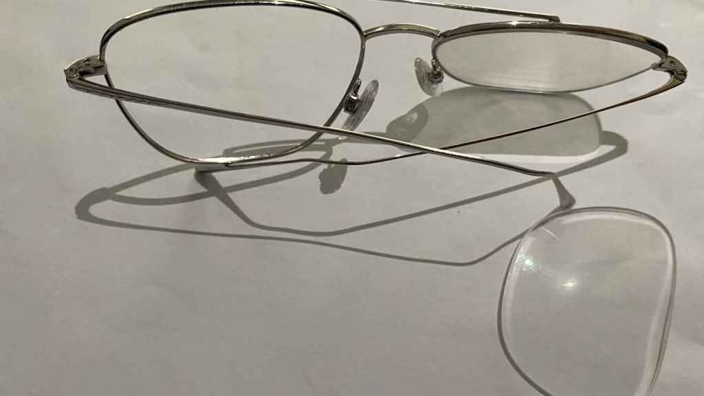 The nurse's broken glasses after the attack in the private hospital in Murcia.