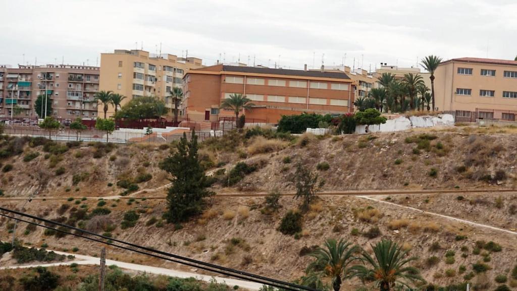 El colegio, desde el otro lado de la ladera del río Vinalopó