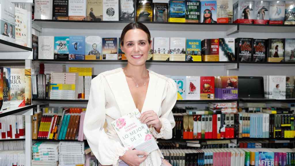 Claudia Osborne con su libro, 'Lo mejor de ti', en la Feria del libro de Madrid.