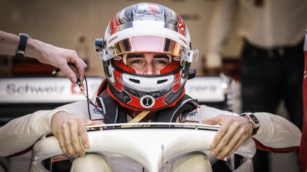 Charles Leclerc agarrado al Halo de su Sauber que le salvó la vida