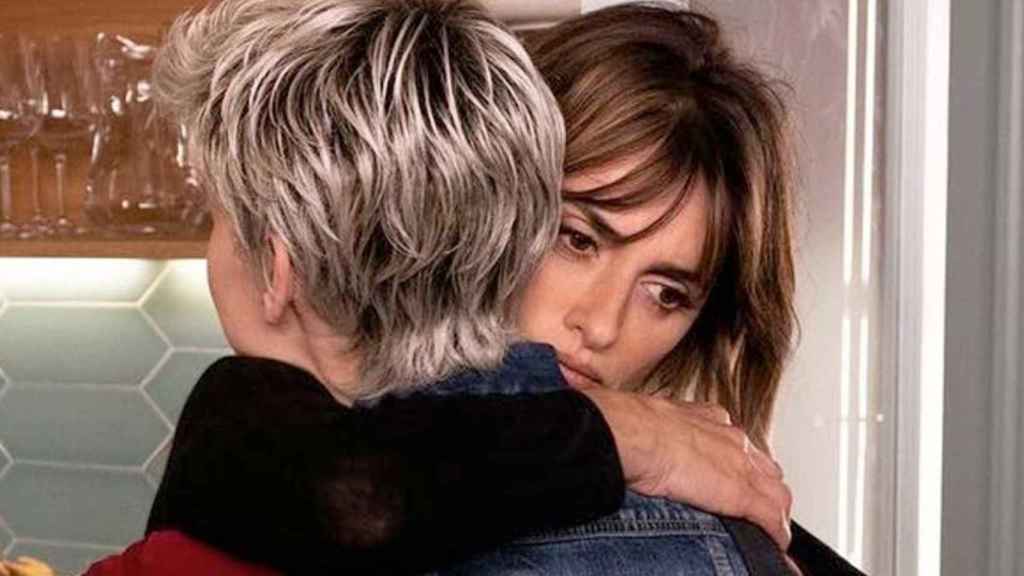 Penélope Cruz abraza a Milena Smit en 'Madres paralelas'