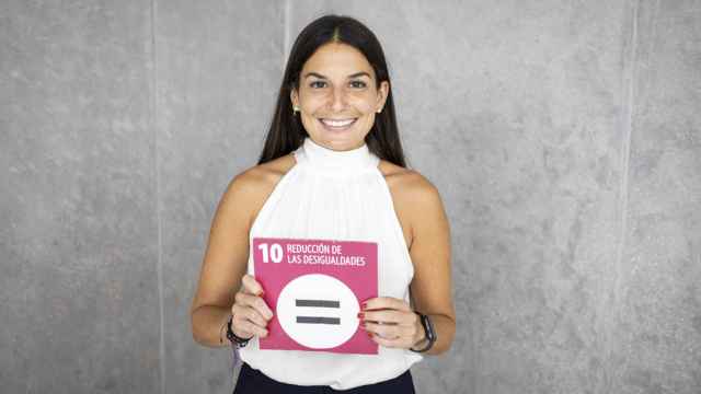 María de Paz sostiene el cartel del ODS 10 (reducción de las desigualdades).