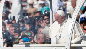 El Papa  Francisco llega  a la Plaza de los Héroes, durante su visita a Budapest.
