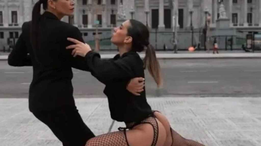 The candidate Cinthia Fernández dances a tango in a campaign video.