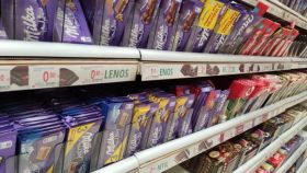 La estantería de tabletas de chocolate de un supermercado.