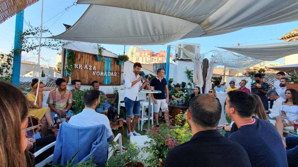 Peter Kottas, de pie con polo oscuro, durante el encuentro con inversores de Málaga Startup Community